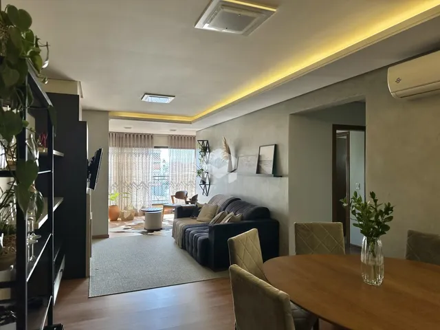 Sala de estar e jantar com piso de madeira em um apartamento no Brasil.