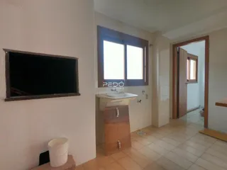 Foto de um ambiente interno com janela e pia em uma residência.
