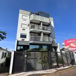 Fachada de um prédio residencial em Lajeado, Brasil, com vários andares e varandas.