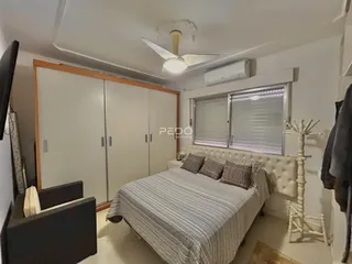 Foto de um quarto com cama e armário em uma residência.