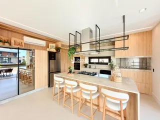 Cozinha moderna com ilha e portas de vidro de acesso ao exterior.