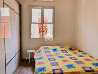 Quarto com cama e janela em um imóvel no Brasil.