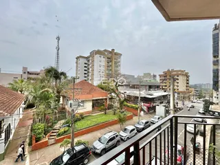 Vista externa de residências e rua em Lajeado, Brasil.