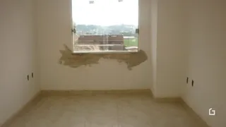 Interior de uma sala com paredes em estado de acabamento.