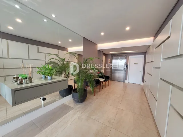Ambiente interno moderno com piso claro e armários brancos.