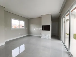 Sala de estar com piso de porcelanato cinza e paredes neutras.