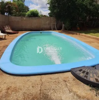 Foto de uma piscina externa em uma propriedade.