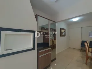 Hall de entrada com painel e armário de madeira em um imóvel no Brasil.
