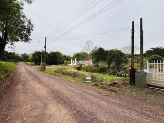 Vista de uma estrada de terra em uma área rural no Brasil.