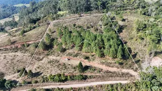 Vista aérea de um terreno rural com vegetação densa em Lajeado, Brasil.