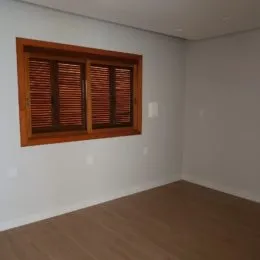 Foto de uma parede com painel de madeira em um imóvel.