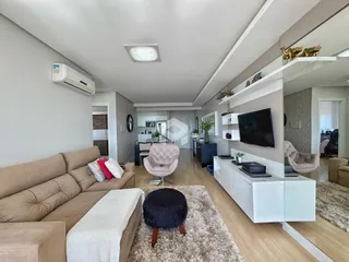 Sala de estar com sofá e decoração moderna em um apartamento.