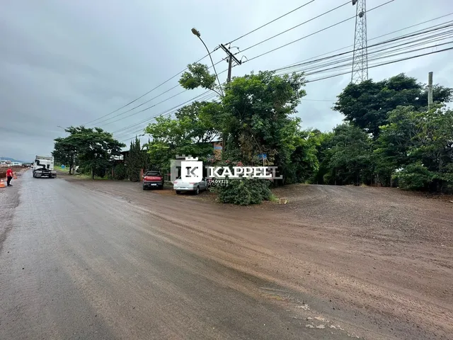 Foto da estrada de terra em Lajeado, Brasil, com vegetação ao fundo.