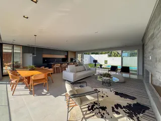 Sala de estar e jantar com vista para o quintal.