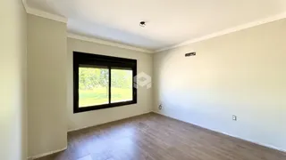 Sala de estar com vista para o jardim.