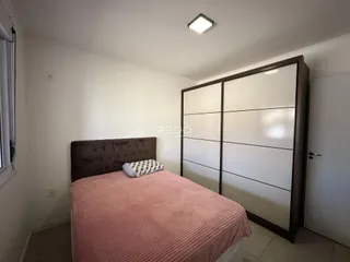 Foto de um quarto com cama e guarda-roupa em um imóvel.