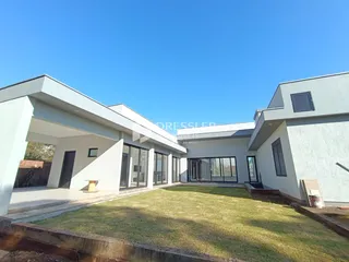 Fachada de uma casa moderna com jardim gramado em Lajeado, Brasil.