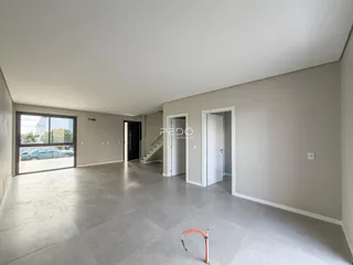 Ambiente interno de uma casa em Lajeado, Brasil com piso de concreto.