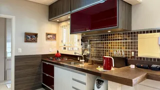 Foto de uma cozinha com armários de madeira e revestimento de azulejos.