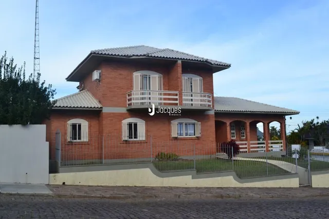 Fachada de uma casa em Lajeado, Brasil com telhado de telhas.
