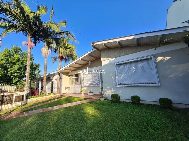 Fachada de uma casa em Lajeado, Brasil, com jardim gramado.