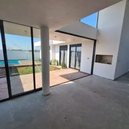Varanda com vista para a água.