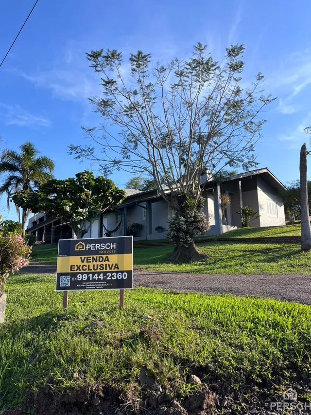 Foto da fachada de uma residência em Lajeado, Brasil, com uma placa de venda.