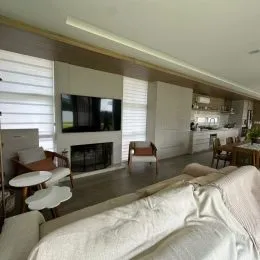 Sala de estar com sofá e lareira em um imóvel.