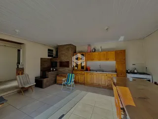 Foto de uma cozinha com armários de madeira e piso de cerâmica.