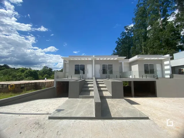 Fachada moderna de uma residência em Lajeado, Brasil, com escadaria de concreto.