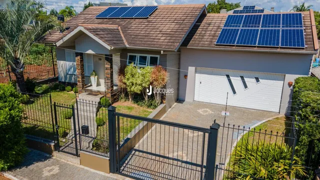 Fachada de uma casa residencial em Lajeado, Brasil com telhado e painéis solares.