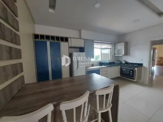 Foto de uma cozinha e sala de jantar em um imóvel no Brasil.