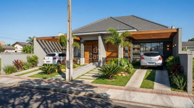 Fachada moderna de uma residência em Lajeado, Brasil, com paisagismo frontal.