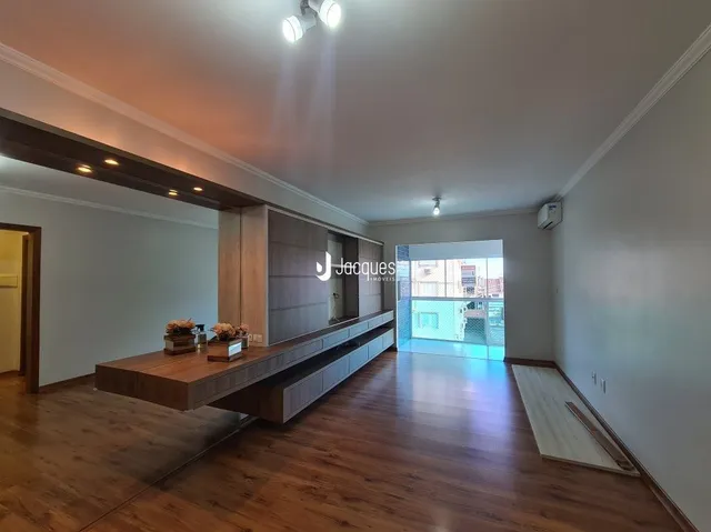 Sala de estar com piso de madeira e painéis de madeira.
