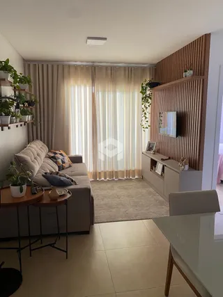 Sala de estar com cortinas claras e decoração moderna.