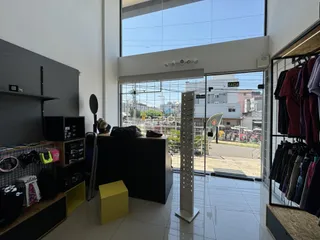 Interior de uma sala de estar com grandes janelas que dão vista para o exterior.