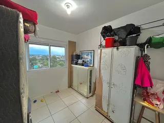Ambiente interno de uma sala com vista para a paisagem externa.