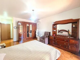 Quarto com cama e armários de madeira.
