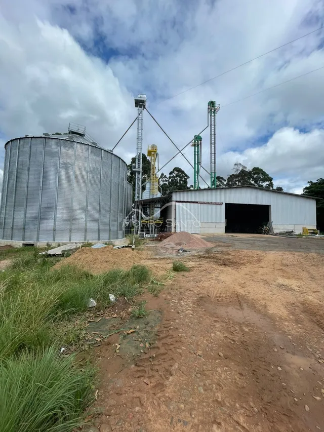 Vista externa de um galpão industrial com um grande tanque metálico em Lajeado.