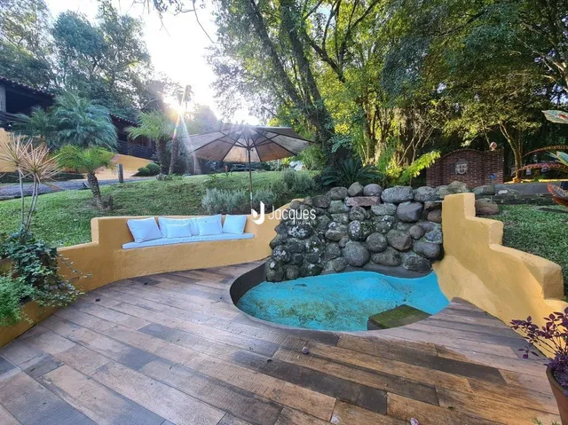Área externa com deck de madeira e piscina em Lajeado.