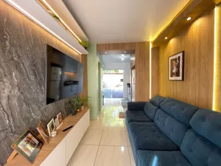 Sala de estar moderna com sofá azul e parede de pedra na Lajeado.