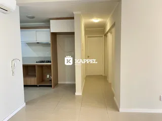 Hall de corredor com piso claro e portas brancas em um imóvel em Lajeado.