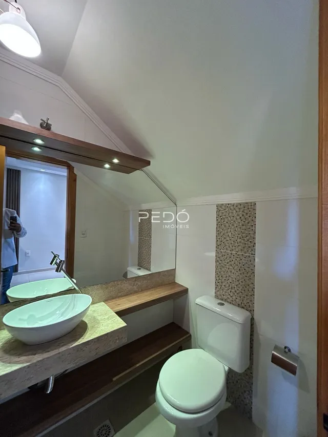 Foto de um banheiro interno com pia e vaso sanitário.