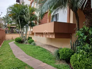 Fachada de uma residência em Lajeado, Brasil, com jardim e caminho de pedras.