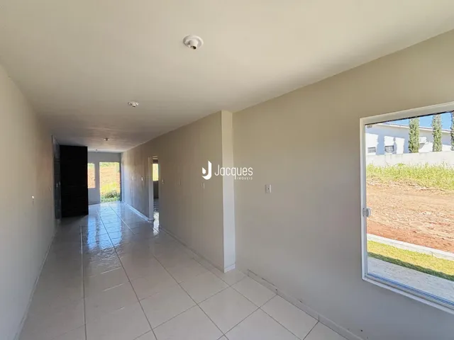 Corredor interno de um imóvel com piso de cerâmica.