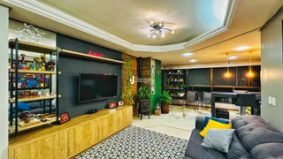 Sala de estar com decoração moderna e móveis de madeira.