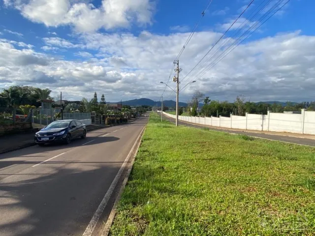 Vista externa de uma rua com gramado.