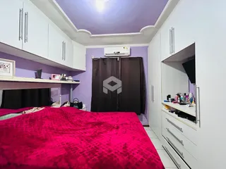 Quarto com armários embutidos e paredes roxas.