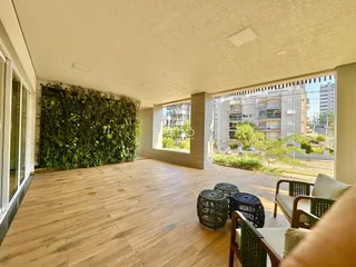 Varanda com piso de madeira e vista para o exterior da residência.