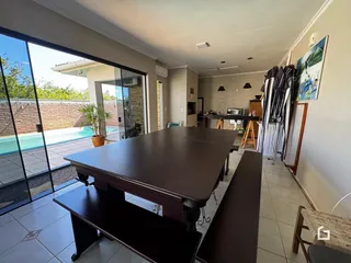 Ambiente interno de uma sala com portas de vidro que dão acesso a uma área externa.